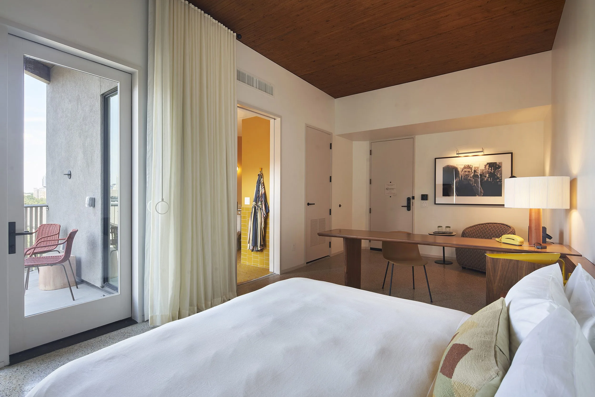 A studio room at Hotel Magdalena with a balcony.
