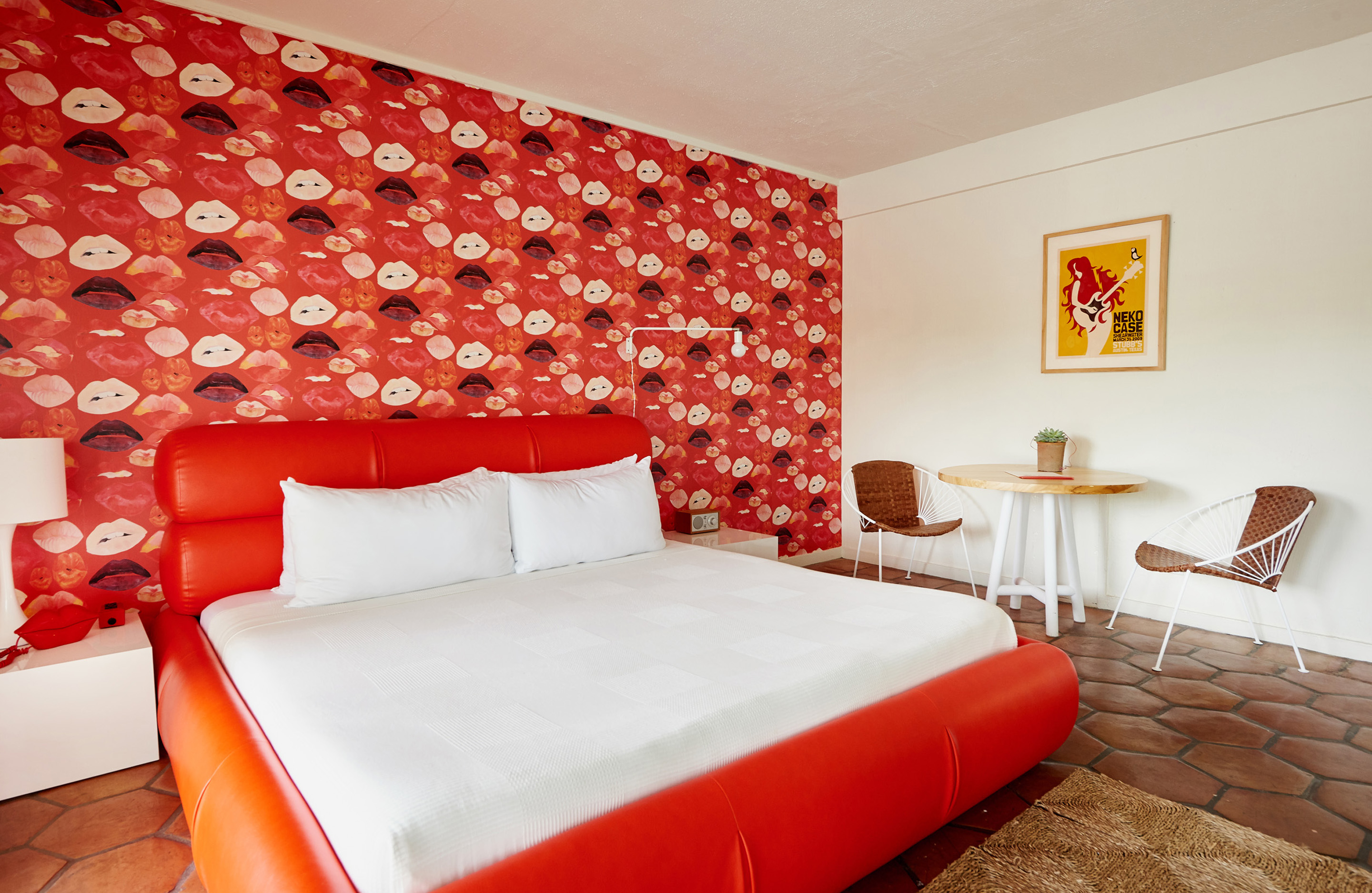 Poolside King room at Austin Motel with lips wallpaper